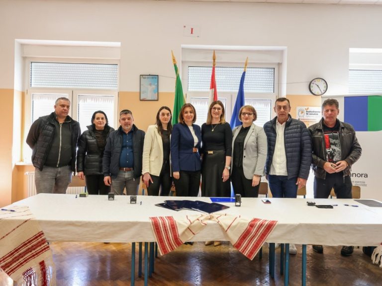 Potpisivanje ugovora rekonstrukcije PŠ Gradac